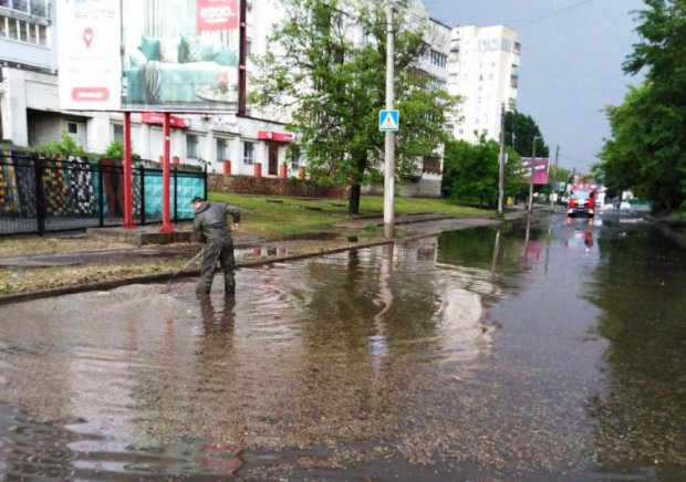 Смерч и наводнение наделали беды в Украине: фото и видео последствий непогоды