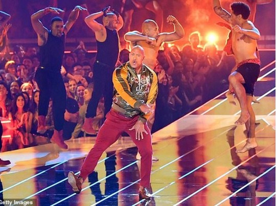 Стали известны победители кинопремии MTV: яркие фото и видео церемонии
