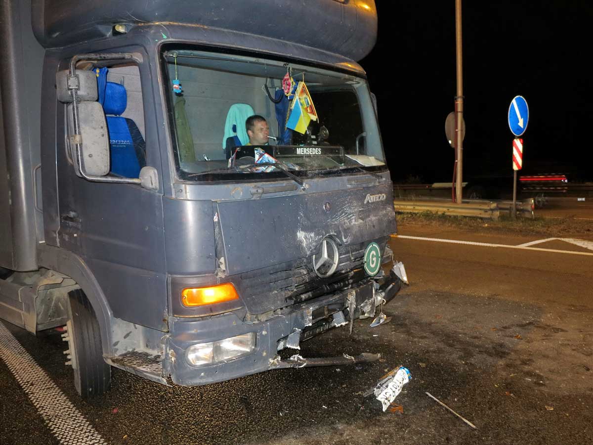 Столкновение на Житомирской трассе под Киевом: грузовой Mercedes «боднул» две легковушки