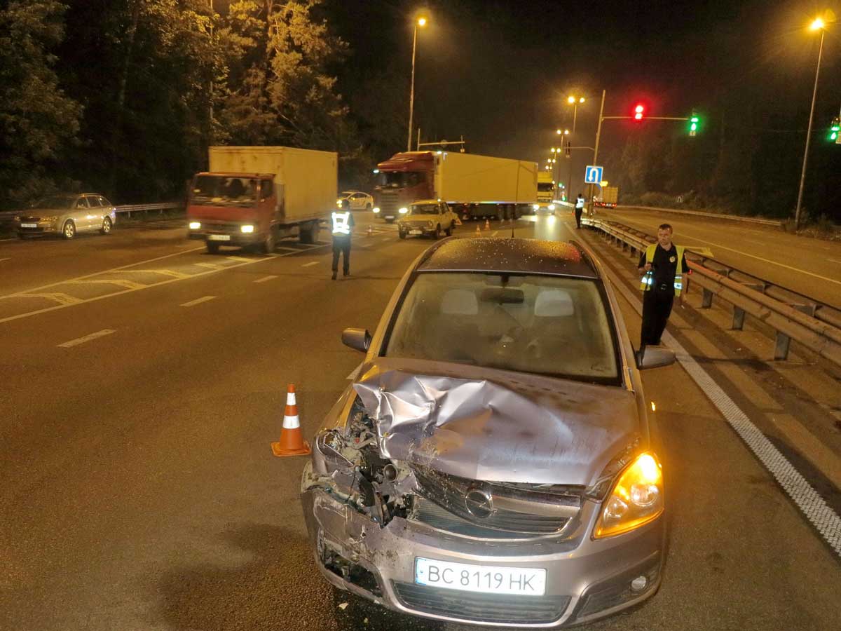 Столкновение на Житомирской трассе под Киевом: грузовой Mercedes «боднул» две легковушки