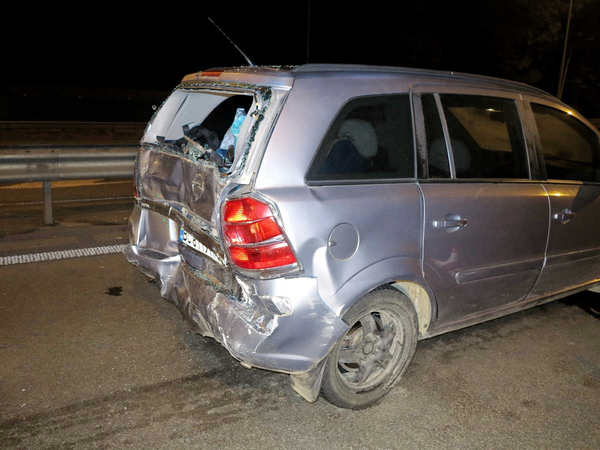 Столкновение на Житомирской трассе под Киевом: грузовой Mercedes «боднул» две легковушки