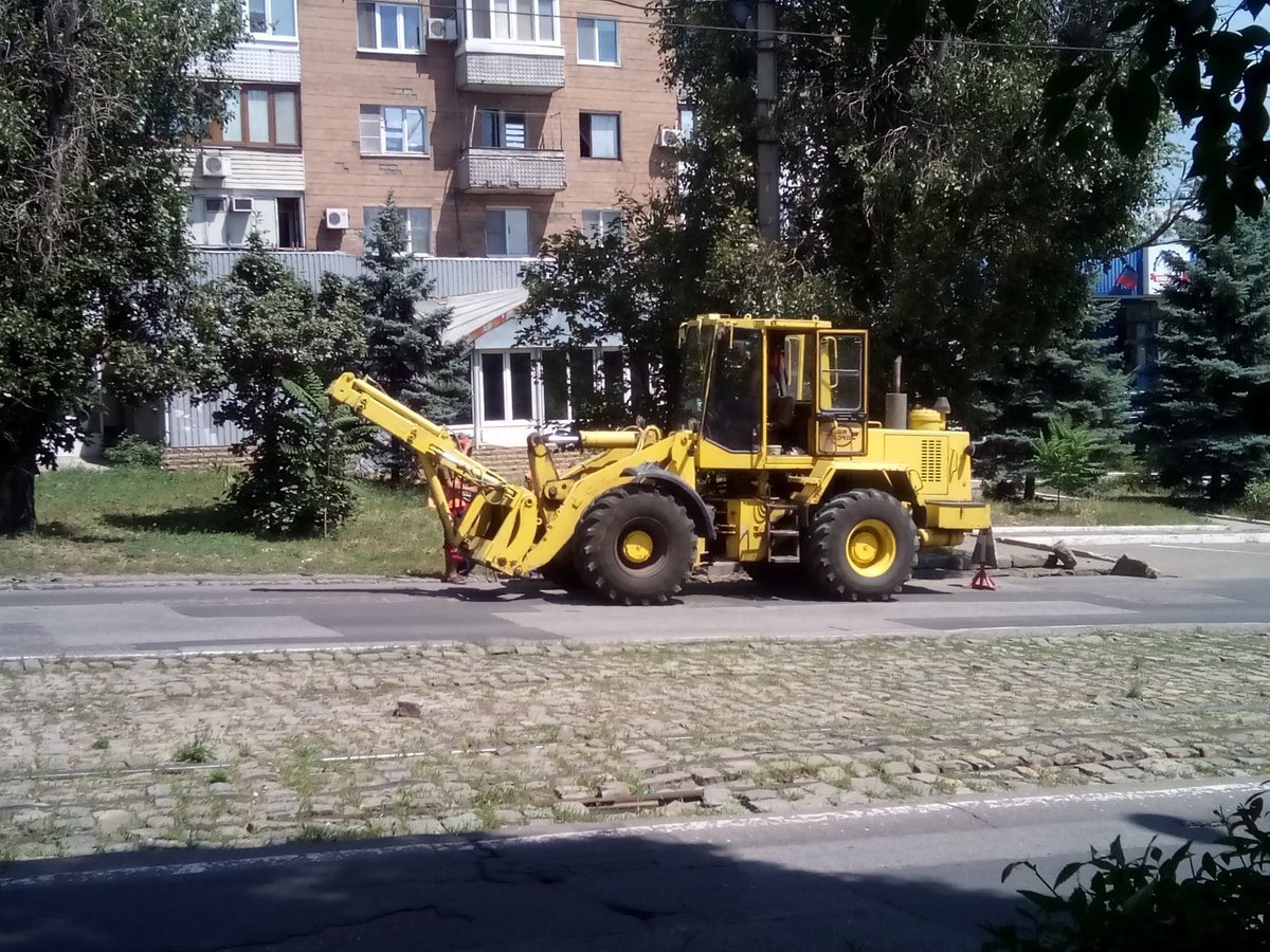 Страсть к наживе: сеть возмутили фото ремонта дорог в Донецке