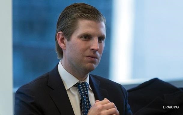 Сын Трампа пожаловался, что на него плюнули в ресторане