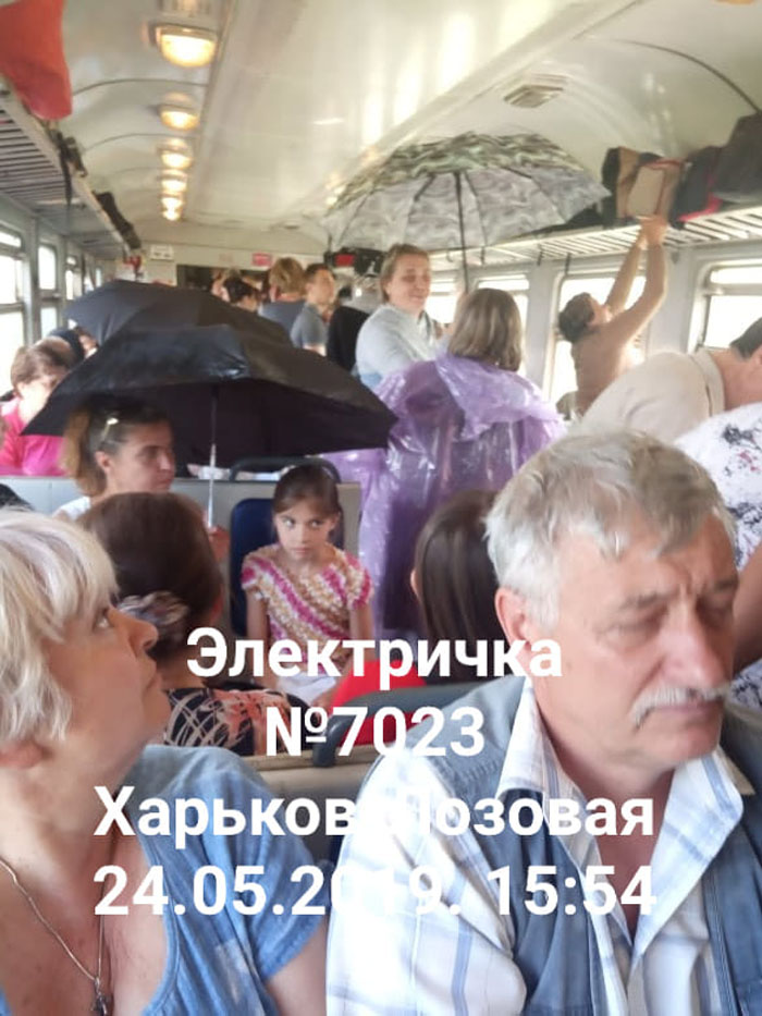 Текло со всех щелей: в сети показали фото условий в электричке Харьков-Лозовая