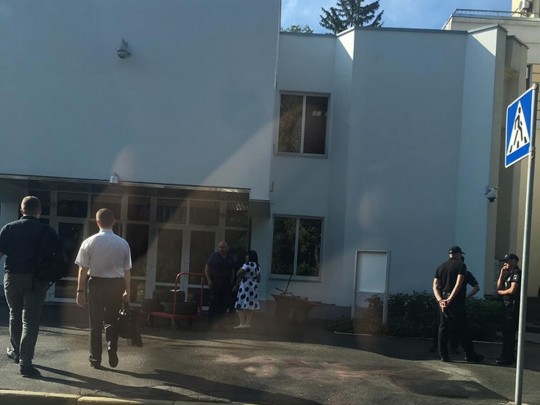 Территорию возле МВД очистили от игрушек в память об убитом полицейскими ребенке