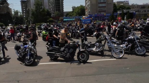 Тисячі байкерів заполонили вулиці на Черкащині: вражаючі фото та відео
