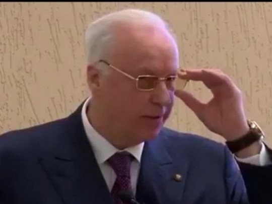 Топ-чиновник Путина насмешил сеть оправданиями за использование лупы для работы с ноутбуком