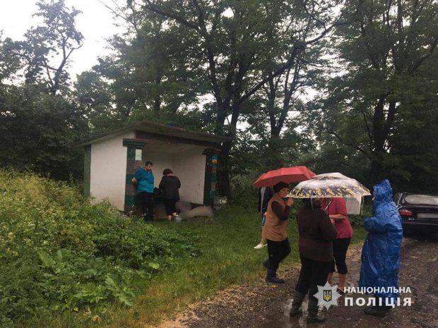 Три человека убило ударом молнии на автобусной остановке