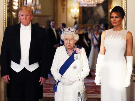 Троллинг высокого класса: Елизавета II встречала Трампа в особенной короне с 96 рубинами