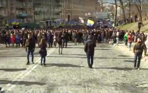 Тысячи митингующих в Киеве направляются к правительственному кварталу