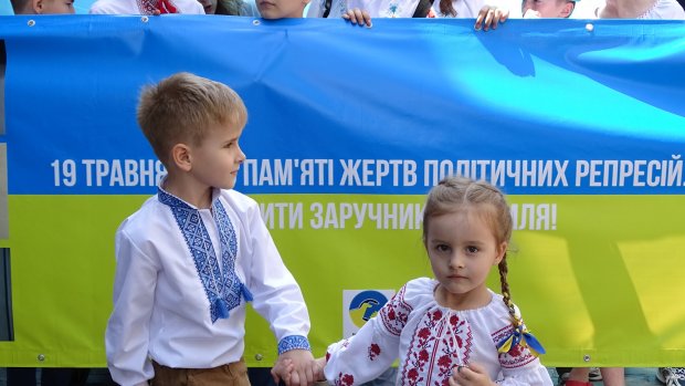 Тысячи украинцев приняли участие в Мегамарше вышиванок в Одессе: впечатляющие фото