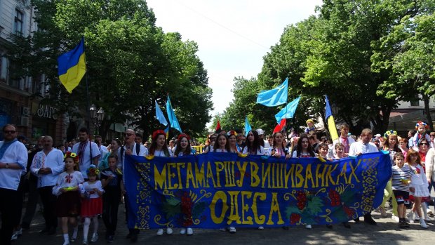 Тысячи украинцев приняли участие в Мегамарше вышиванок в Одессе: впечатляющие фото
