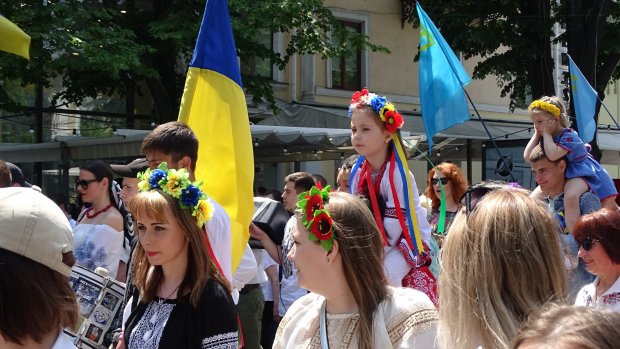 Тысячи украинцев приняли участие в Мегамарше вышиванок в Одессе: впечатляющие фото