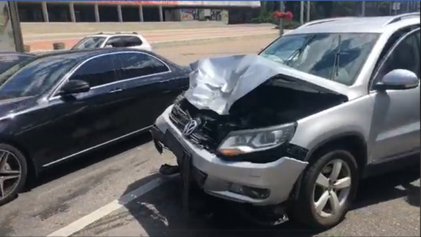 У центрі Києва водію стало погано: авто протаранило три машини – відео