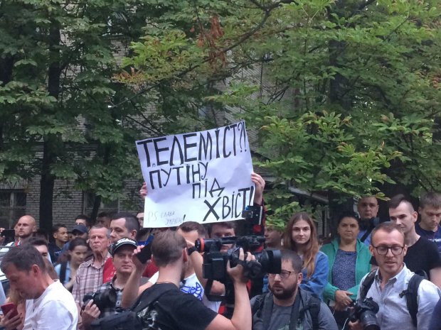У Києві влаштували пікет під телеканалом NewsOne через телеміст з Росією: фото