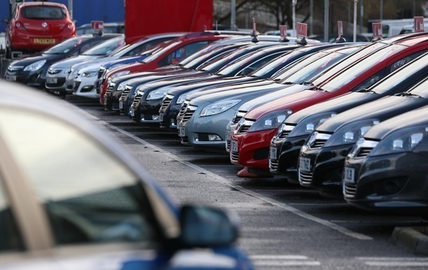 Украинцы стали меньше покупать новые легковые авто