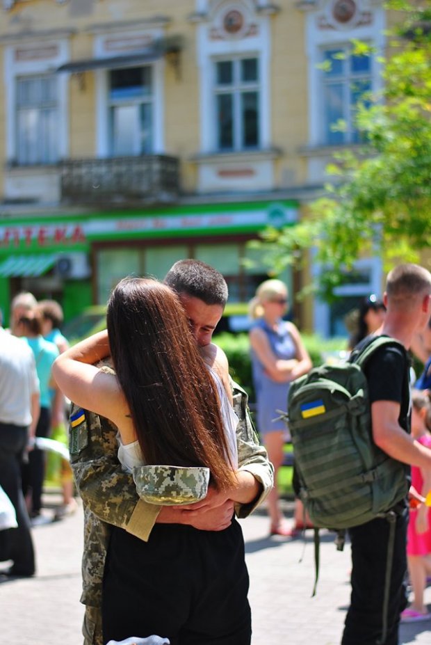 Украинские миротворцы вернулись из Косово: трогательные фото встреч с семьями