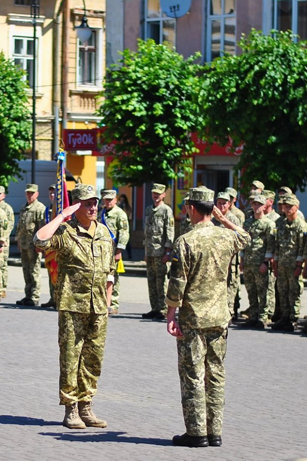 Украинские миротворцы вернулись из Косово: трогательные фото встреч с семьями