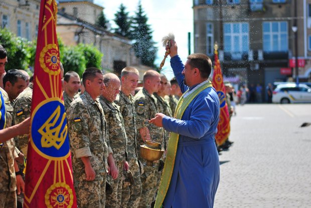 Украинские миротворцы вернулись из Косово: трогательные фото встреч с семьями