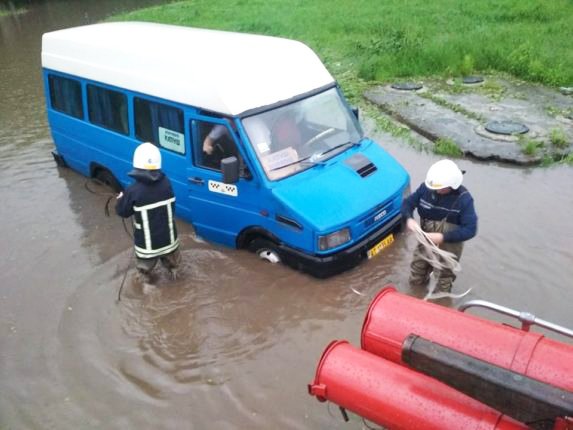 Украину атаковала непогода: смерч, сорванные крыши и затопленные дома