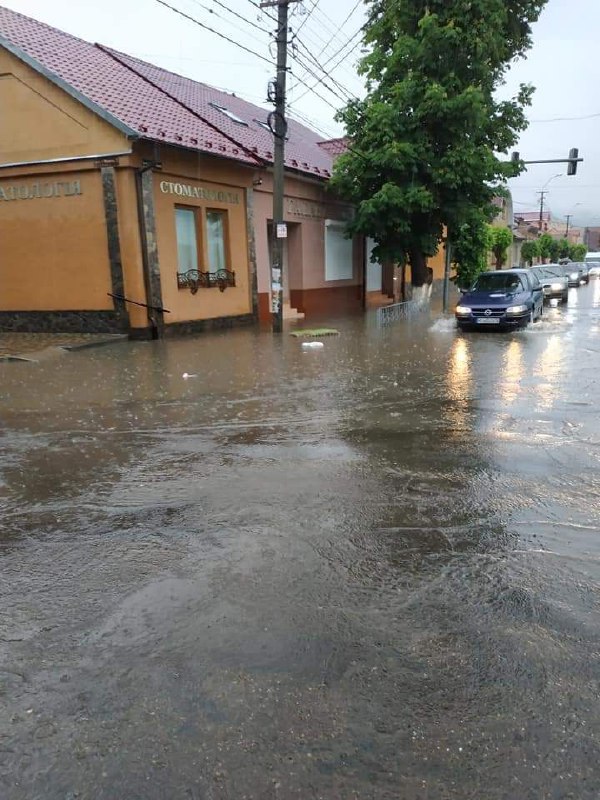 Украину атаковала непогода: смерч, сорванные крыши и затопленные дома