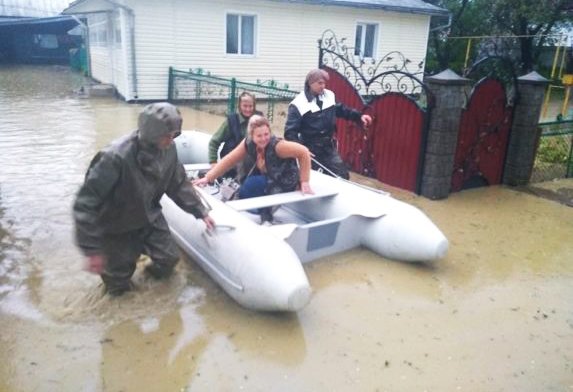 Украину атаковала непогода: смерч, сорванные крыши и затопленные дома