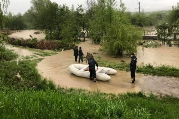 Украину атаковала непогода: смерч, сорванные крыши и затопленные дома