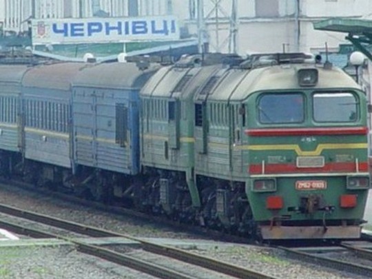 «Укрзалізниця» попала в новый скандал из-за протекающей крыши в поезде (фото, видео)