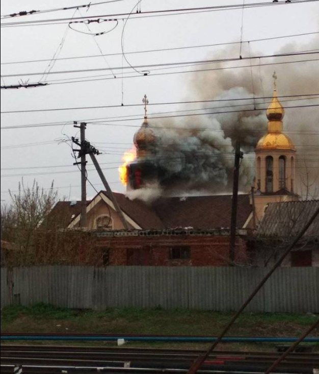 Уничтожен купол: под Харьковом вспыхнул пожар в храме (фото, видео)