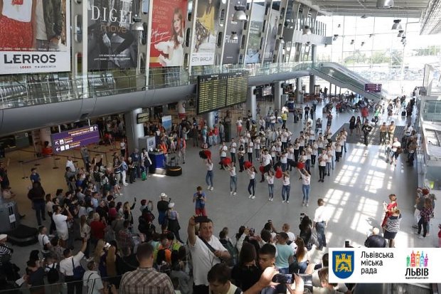В аеропорту Львова влаштували яскравий флешмоб гостям Leopolis Jazz Fest: фото, відео