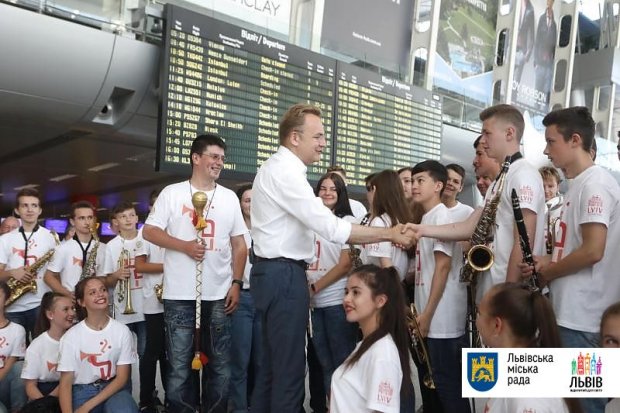 В аеропорту Львова влаштували яскравий флешмоб гостям Leopolis Jazz Fest: фото, відео