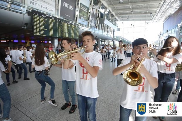 В аеропорту Львова влаштували яскравий флешмоб гостям Leopolis Jazz Fest: фото, відео