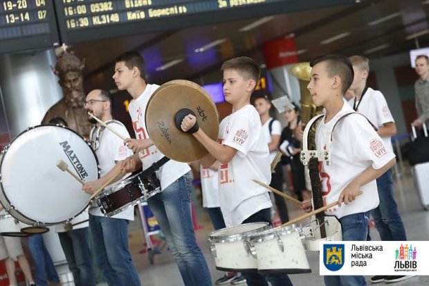 В аеропорту Львова влаштували яскравий флешмоб гостям Leopolis Jazz Fest: фото, відео