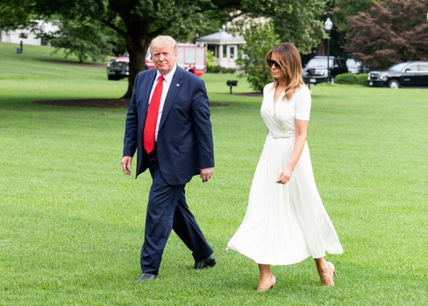 В белоснежном платье и на каблуках: Мелания Трамп ошеломила своим образом