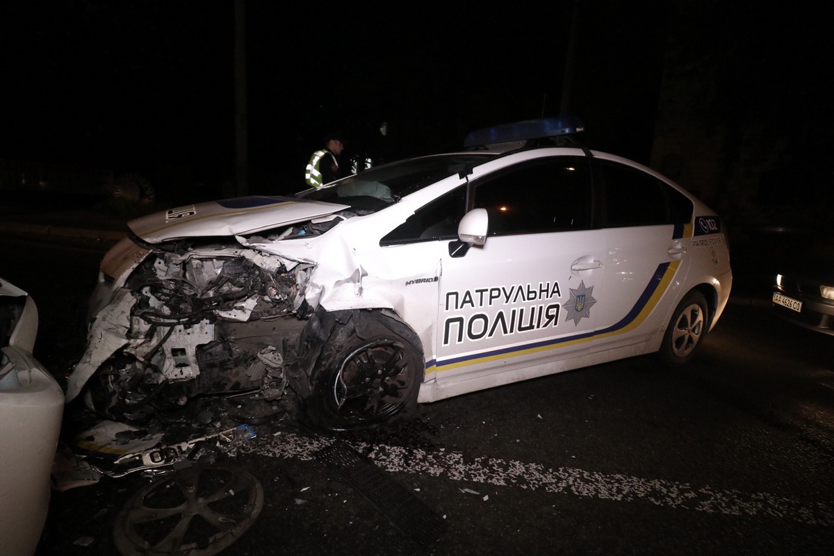 В центре Киева полицейский Prius столкнулся с BMW: у патрульных потери (фото)