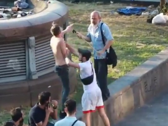 В центре Киева проучили парня, справлявшего нужду на глазах у десятков людей (видео)