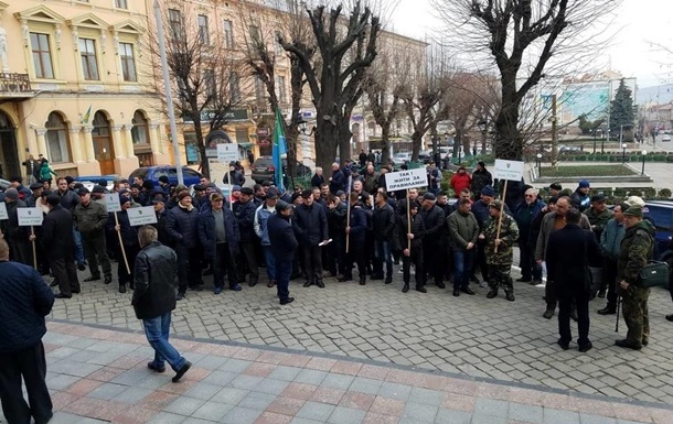 В Черновцах мэрию пикетируют охотники и рыбаки