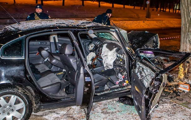 В Днепре авто въехало в дерево: двое пострадавших