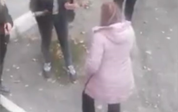 В Днепре сняли видео издевательств девушки-подростка над школьницей