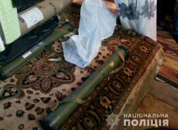 В Днепре женщина продавала боевые гранаты в подземном переходе: фото