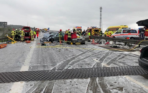 В Германии столкнулись полсотни авто