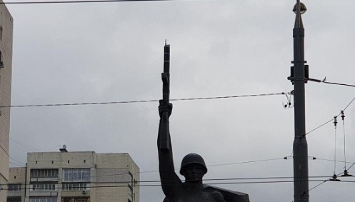 В Харькове молния поразила памятник советскому солдату: в сети показали видео