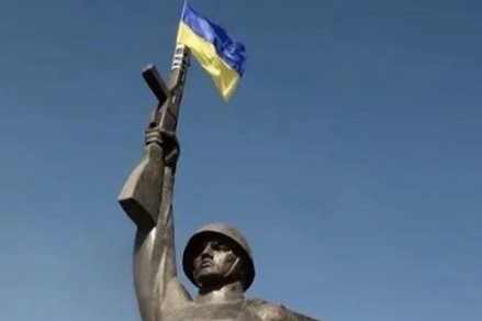 В Харькове молния поразила памятник советскому солдату: в сети показали видео