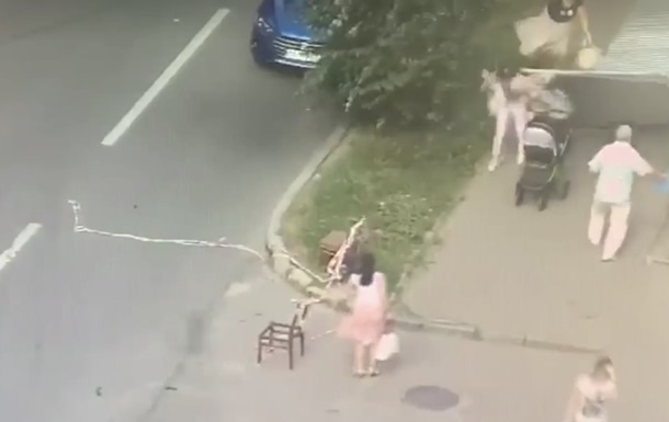 В Харькове на мать с детьми упал железный забор