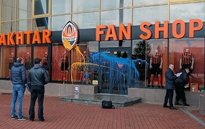 В Харькове облили краской фан-магазин Шахтера