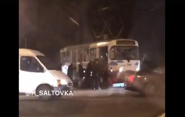 В Харькове пассажиры толкали трамвай
