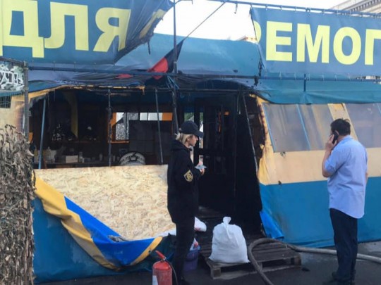 В Харькове произошел пожар в волонтерской палатке, которую Кернес предложил снести: фото и видео с места ЧП