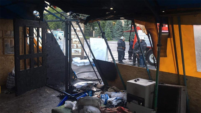 В Харькове произошел пожар в волонтерской палатке, которую Кернес предложил снести: фото и видео с места ЧП