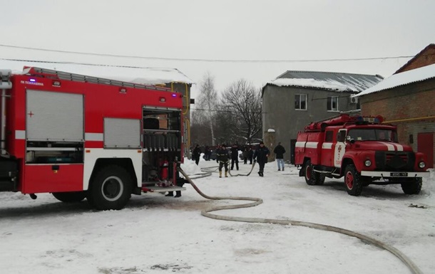 В Харькове загорелся склад со швейной фурнитурой