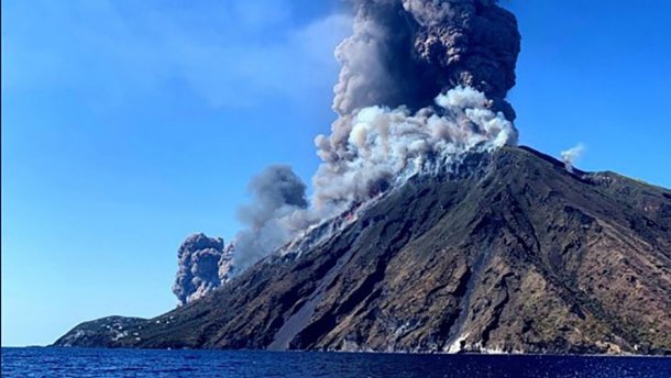 В Италии началось извержение вулкана, погиб турист: фото, видео